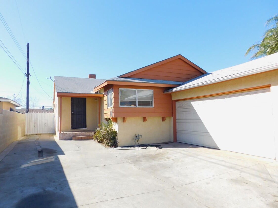 Foto principal - 4 bedroom, 2 baths in Sylmar (Garage inclu...