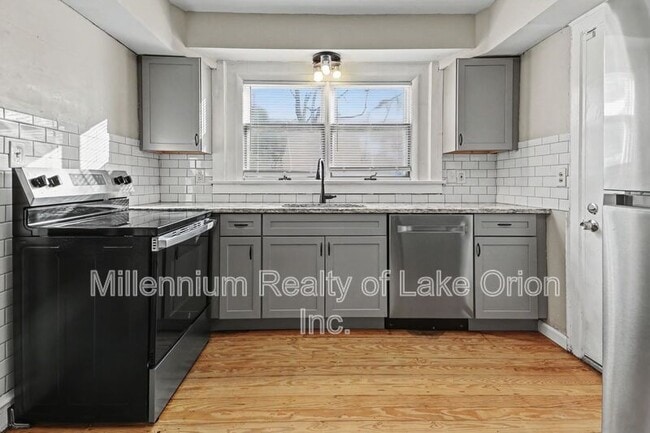 Building Photo - 419 W Iroquois Rd