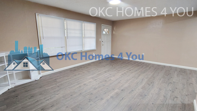 Foto del edificio - Start The New Year Here! 3 Bedroom, 1 Blk. So.of UCO