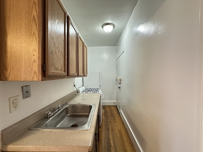 Building Photo - 850 W Cornelia Ave