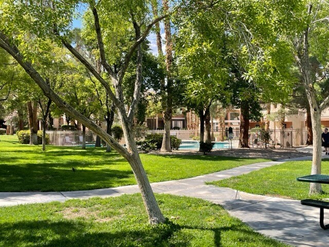 Foto del edificio - 7705 Himalayas Ave