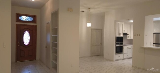 Building Photo - 11 Jasmine Ave W