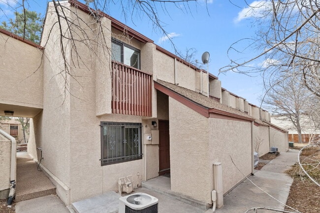 Building Photo - Great 2 bed 2 bath town house centrally lo...