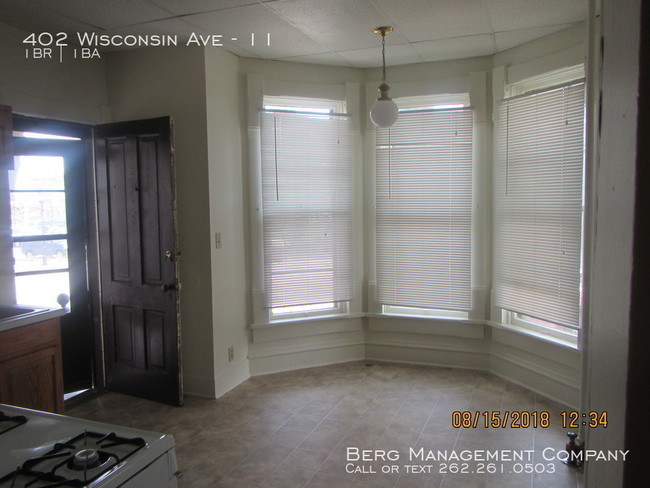 Building Photo - Large One Bedroom Apartment Private Entry
