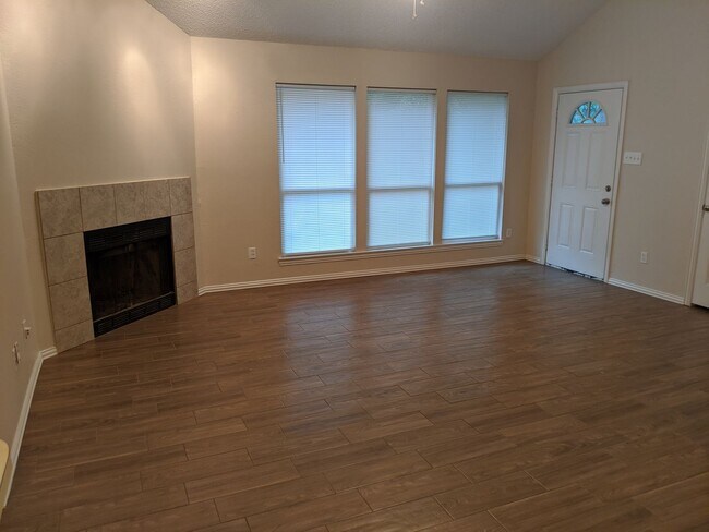 Foto del edificio - Spacious 3 Bedroom 2 Bath Half of Duplex A...