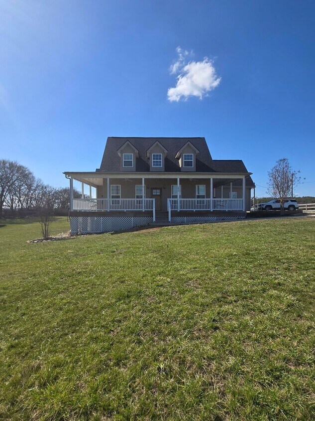 Foto principal - Charming 3-Bed, 2.5-Bath Homestead with Sp...