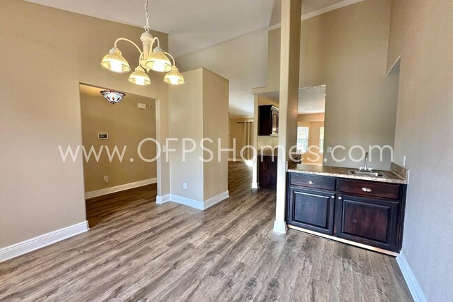 Building Photo - 653 Territory Ln