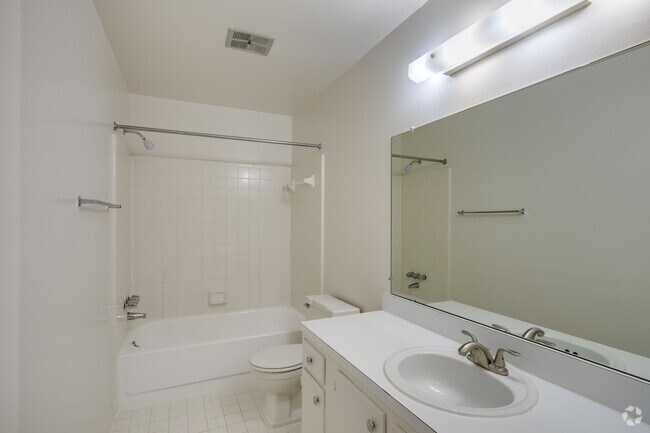 1 habitación, 1 baño - 840 pies cuadrados - Baño - The Pines