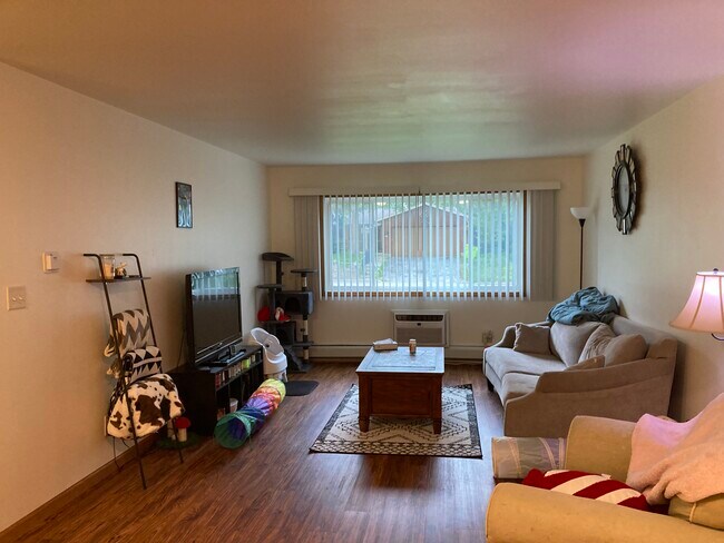 Amplia sala de estar - Mapleview Apartments