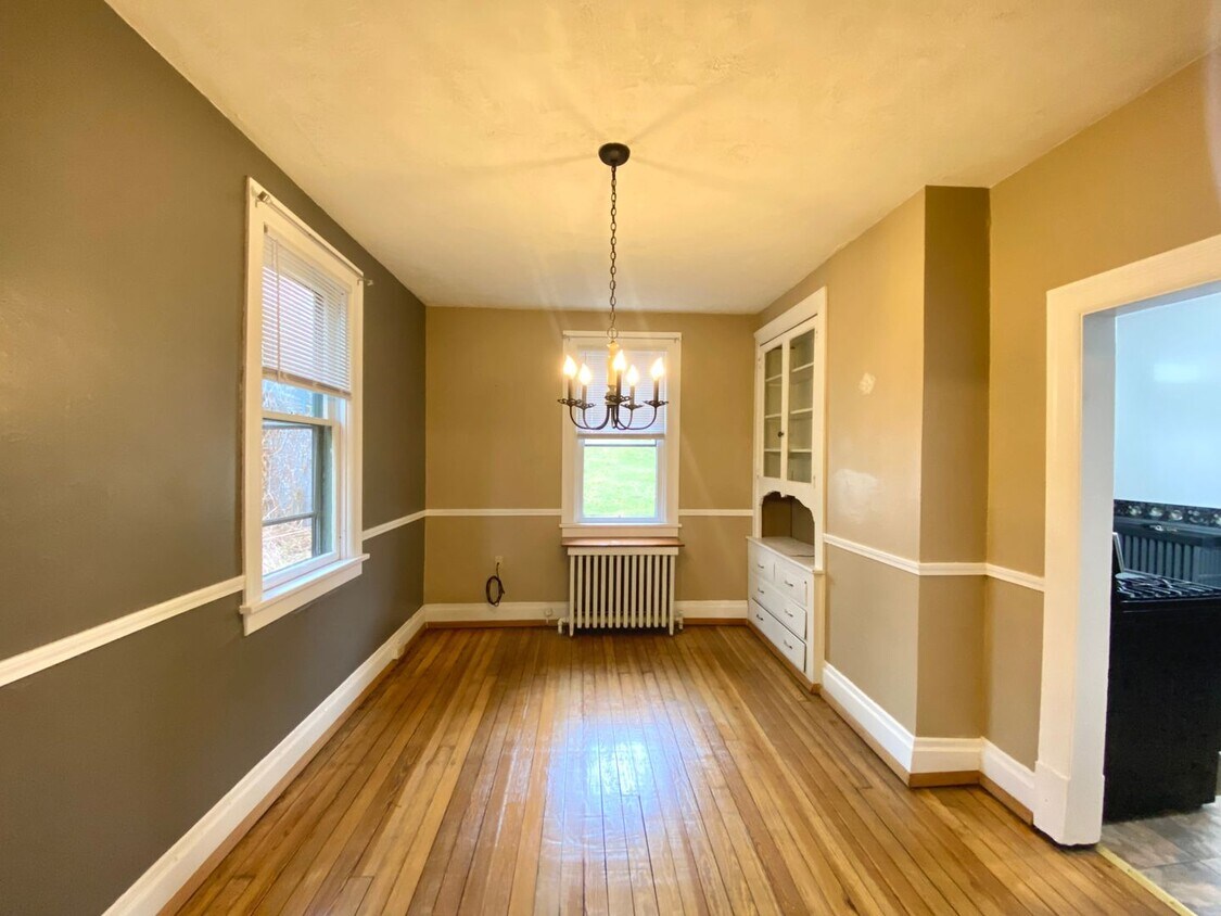 Primary Photo - Spacious 3 Bed, 1 Bath Home Available Dece...