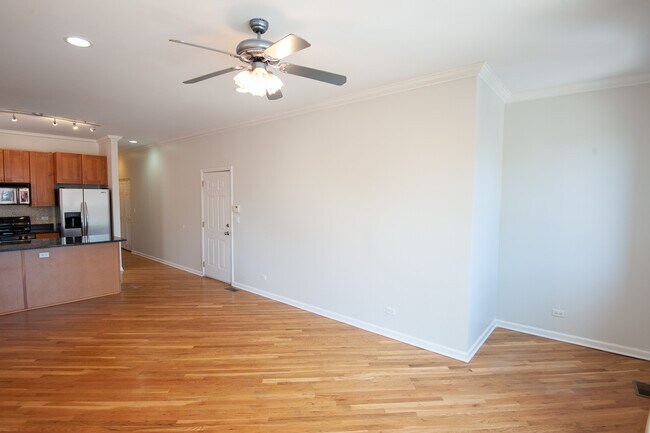 Foto del edificio - 2427 W Augusta Blvd