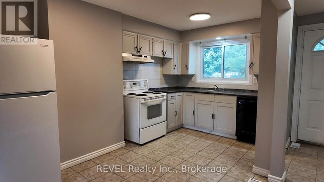 Building Photo - 25-25 Linfield Dr