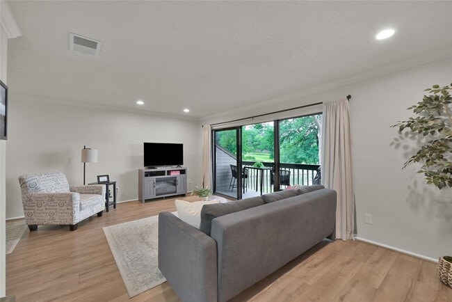 Building Photo - 3900 Aspen Dr