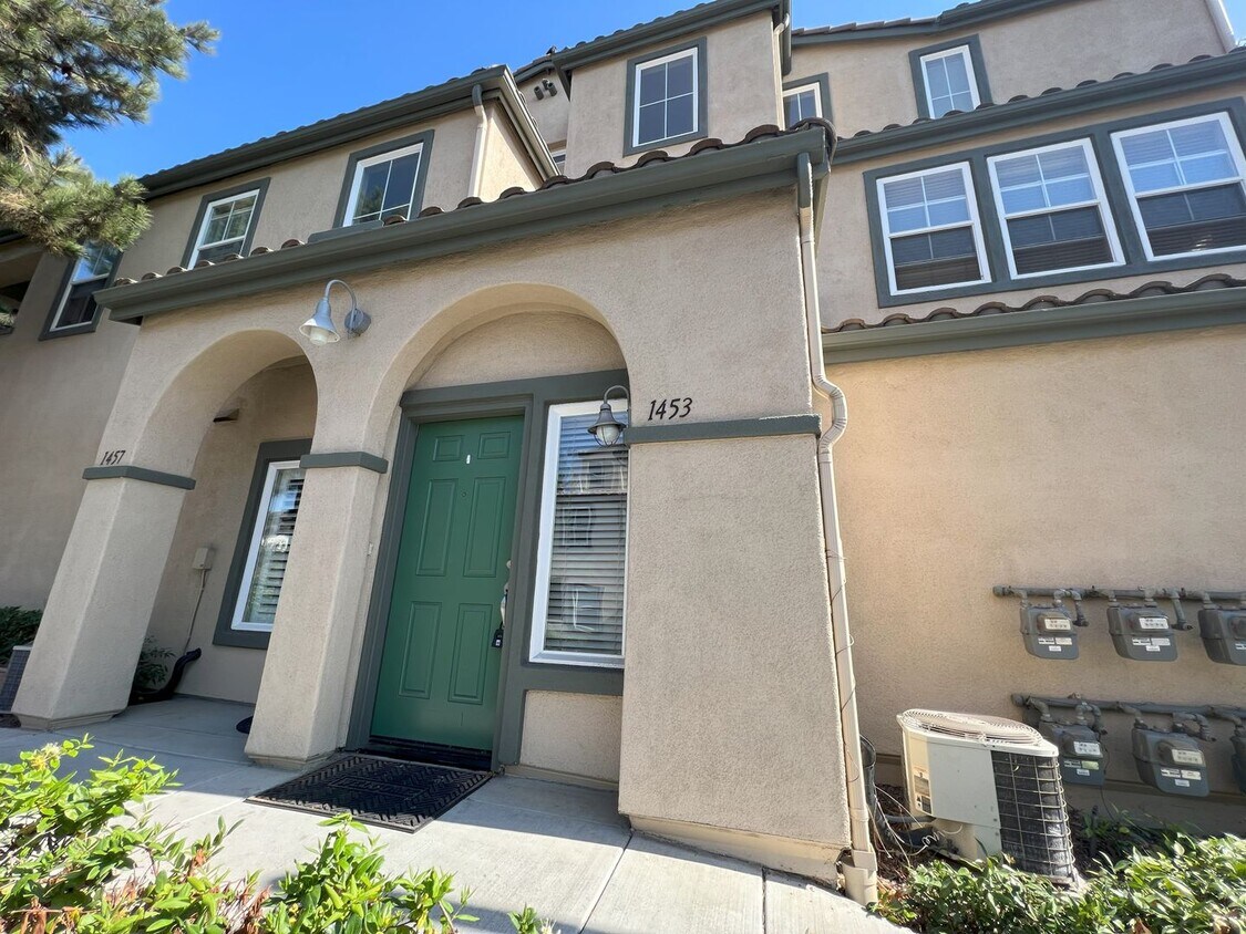 Foto principal - Two Bedroom Town-home in Aurora Community!!