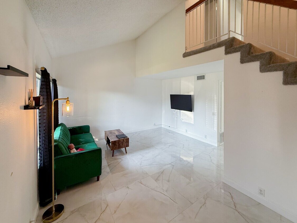 Foto principal - Renovated 3 Bedroom, 2 Bath Townhome with ...