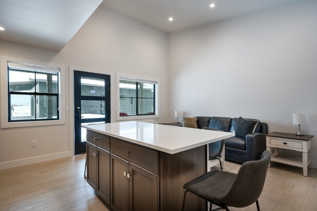 Foto del edificio - Avail. thru 5/31. Fully Furnished, Interne...