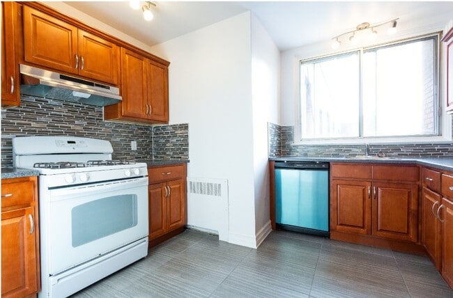 Building Photo - 6001-6101-6151 Cote Saint-Luc Road