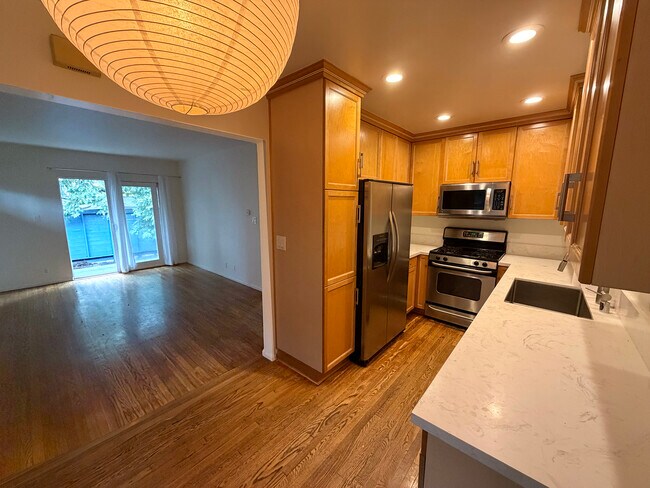 Kitchen - 622 Venezia Ave