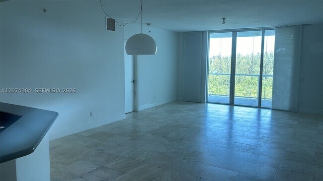 Foto del edificio - 14951 Royal Oaks Ln