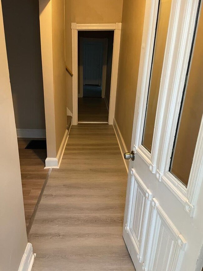 Foto del edificio - Two Bedroom One Bathroom Ready For An Imme...