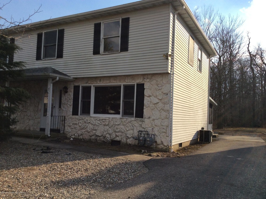 Primary Photo - 3 Emerald Dr