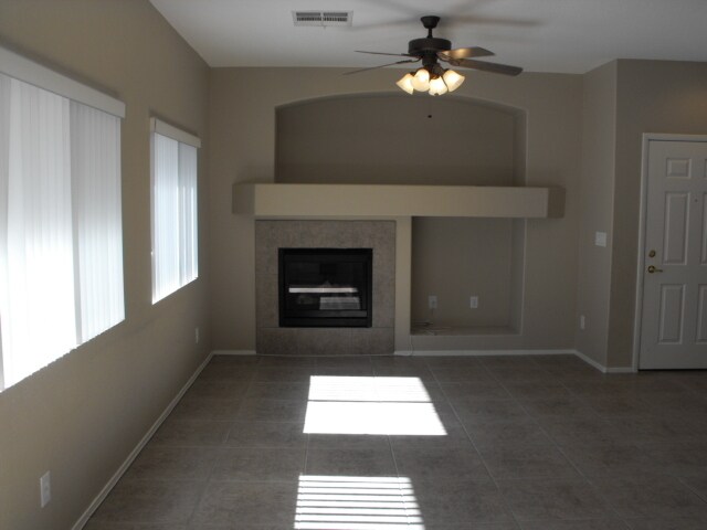 Foto del edificio - Spacious Henderson townhouse featuring   3 bedrooms PLUS 2 car garage.