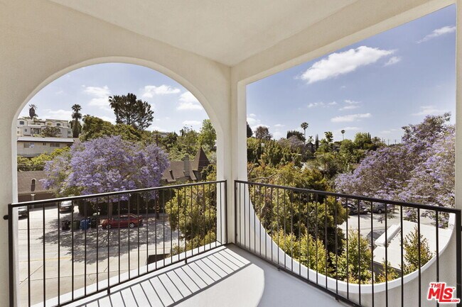 Foto del edificio - 741 Silver Lake Blvd