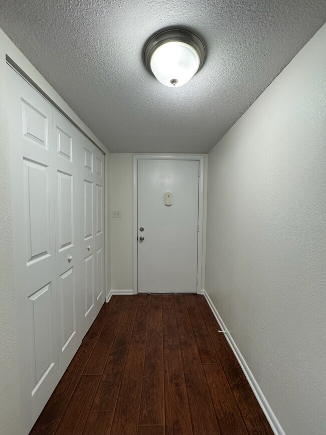 Foyer - 568 Bahia Cir