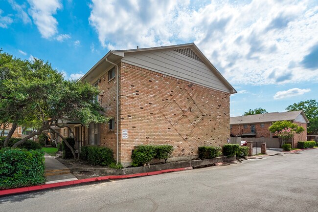 Building Photo - Pool side view 1 bedroom apartment in Dallas