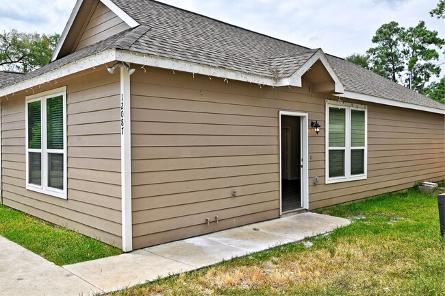 Building Photo - 11550 Persimmon St