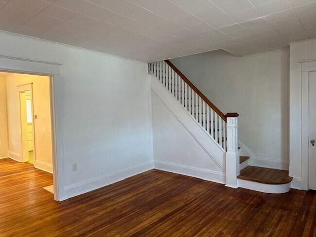 Foto del edificio - Welcome to this charming 2-bedroom plus bo...