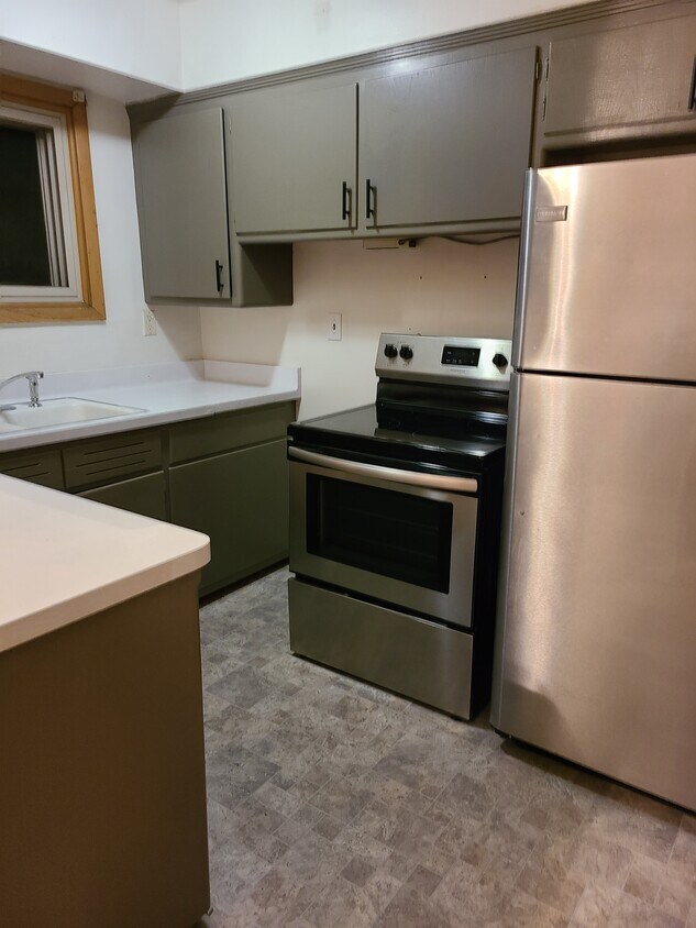 Updated kitchen with stainless steel appliances - 4329 N 91st St