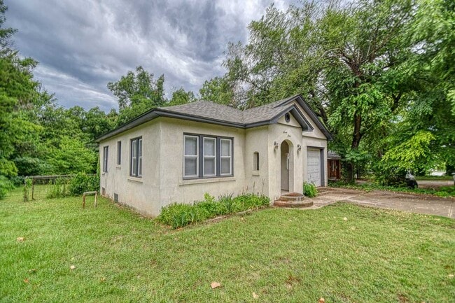 Building Photo - Newly Remodeled Campus Property! Lawn Care Included!