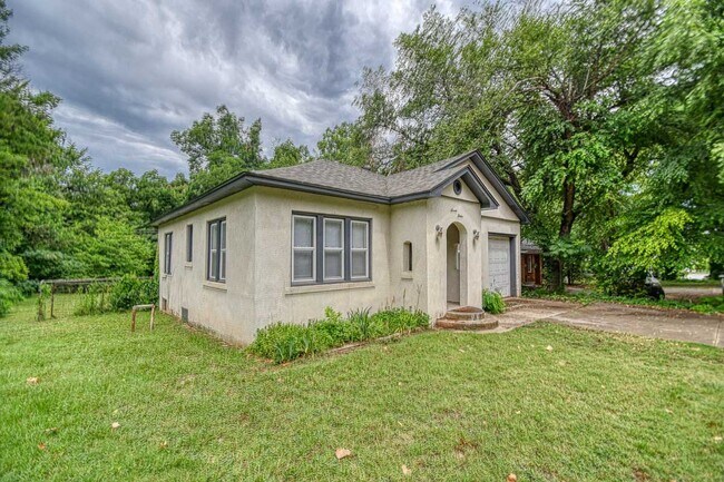 Foto del edificio - Newly Remodeled Campus Property! Lawn Care Included!