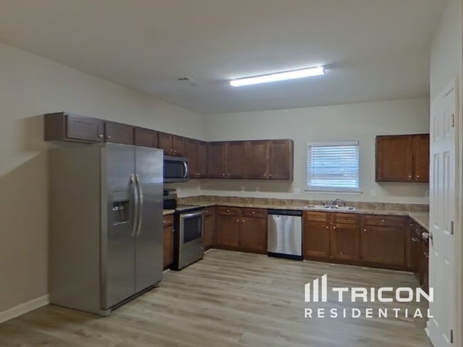 Building Photo - 528 Tulip Ln