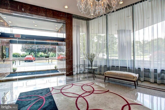 Foto del edificio - 1200 Crystal Dr