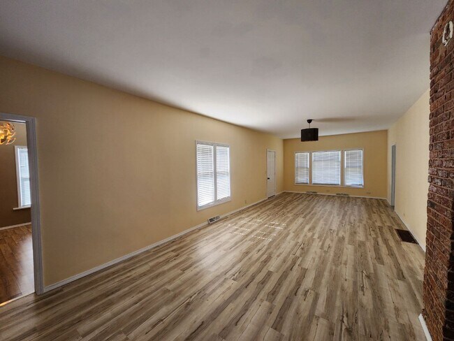 Foto del edificio - 704 N White St