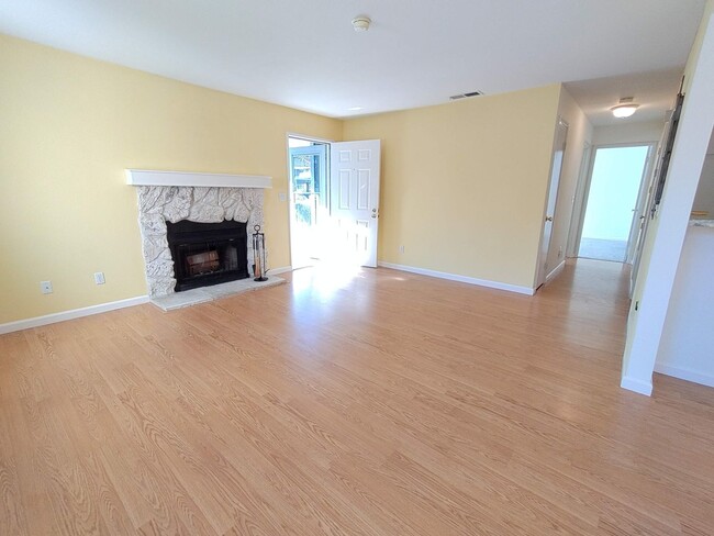 Building Photo - Stellar San Ramon Location- Lovely 2 bd Co...