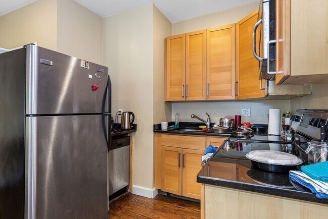 Building Photo - In-Unit Washer and Dryer, Fully Renovated Unit in Mission Hill