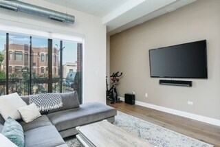 Foto del edificio - 3125 W Fullerton Ave