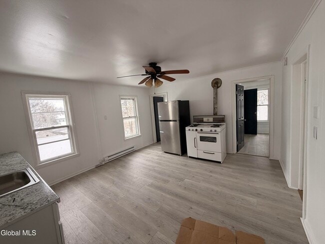 Building Photo - 15 James St