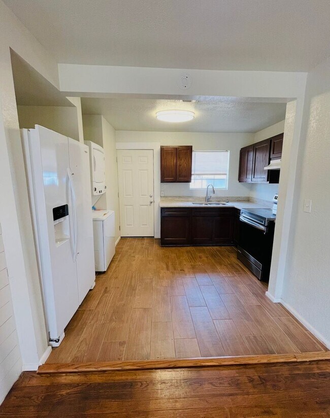 Building Photo - Cincinnati Ave