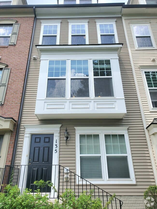 Building Photo - 135 Prado Ln