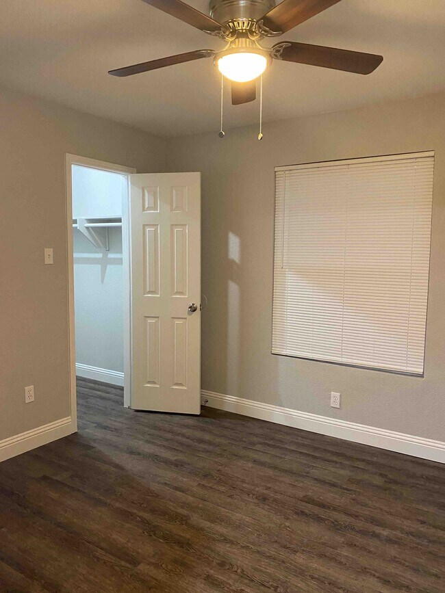 Building Photo - 1420 Colonnade Dr