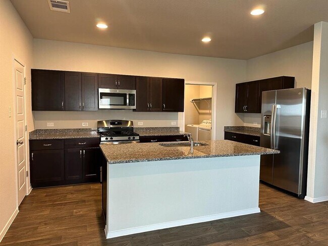 Foto del edificio - 611 Running Creek Dr