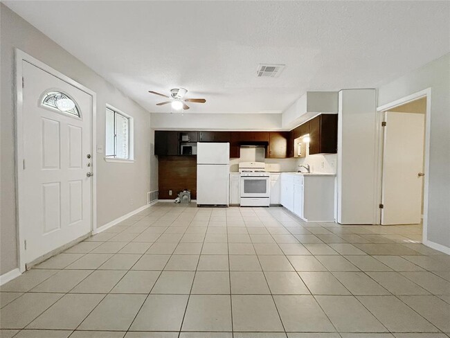 Building Photo - 2503 Cecil Dr