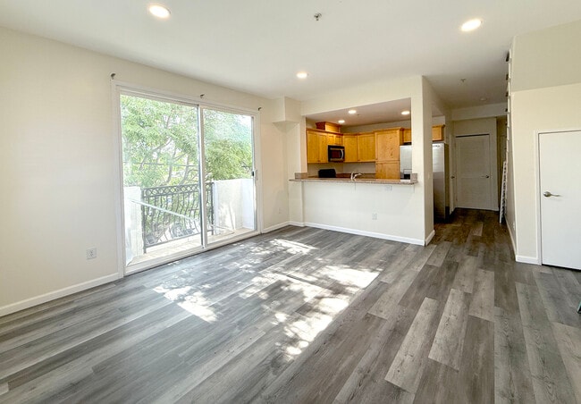 Building Photo - 5330 Satsuma Ave