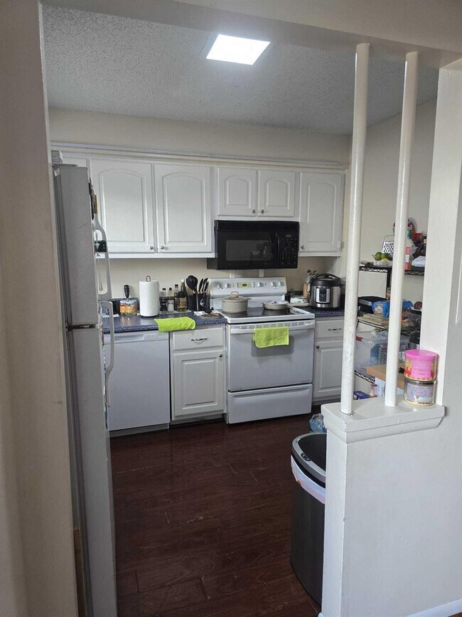 Building Photo - 5204 Bayside Dr