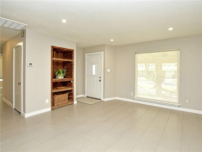 Foto del edificio - 1406 Green Forest Dr