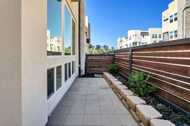 Foto del edificio - Gorgeous brand new townhome in 3Roots! End...